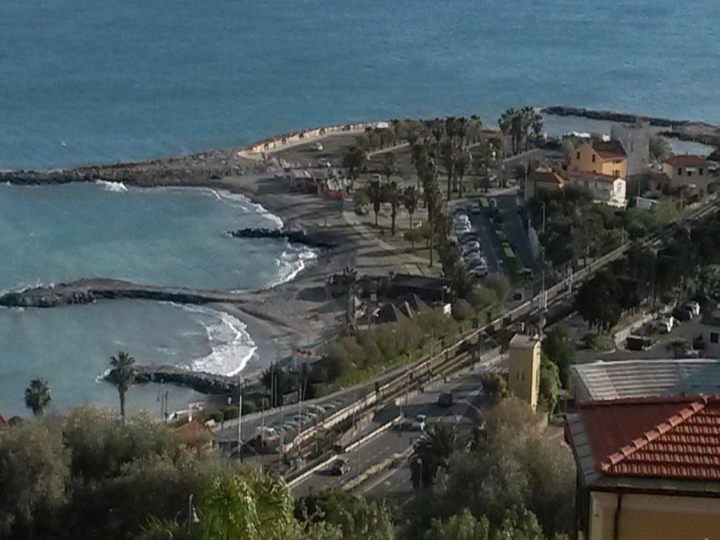Appartamento Vista Mare Con Piscina Cala Di Sole Imperia Εξωτερικό φωτογραφία