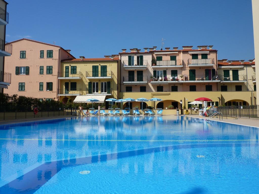 Appartamento Vista Mare Con Piscina Cala Di Sole Imperia Εξωτερικό φωτογραφία