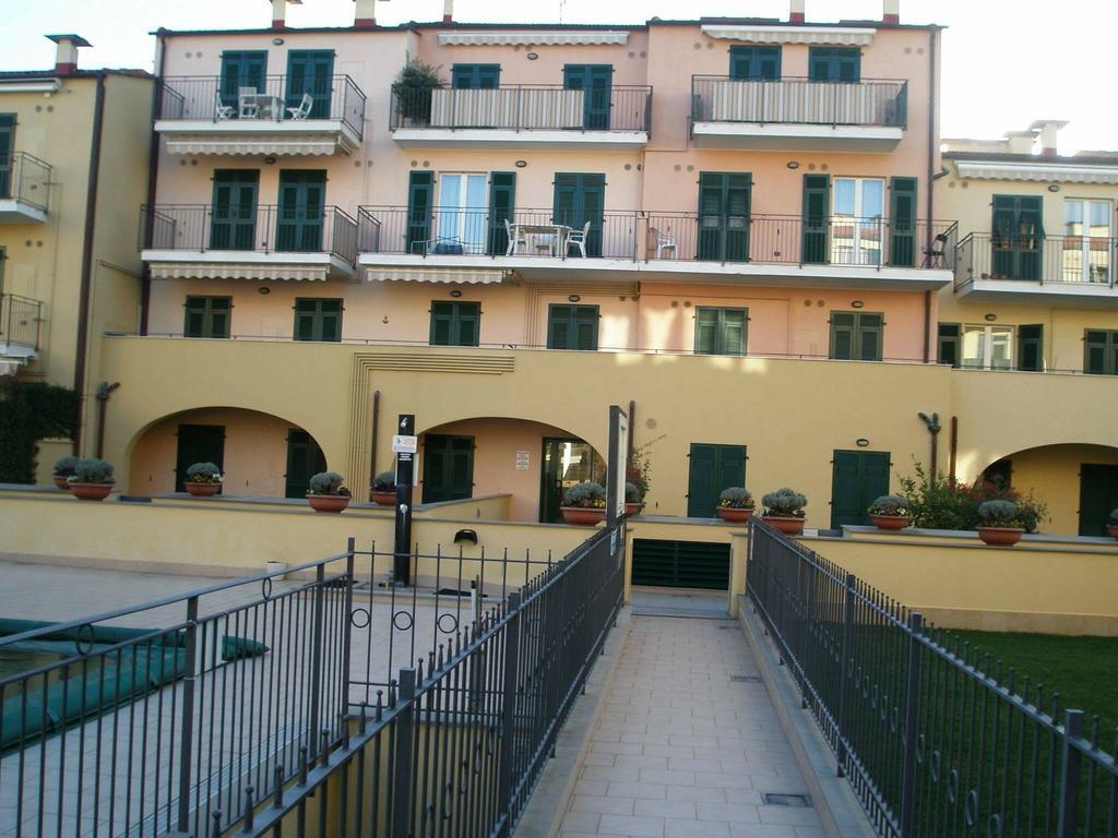 Appartamento Vista Mare Con Piscina Cala Di Sole Imperia Εξωτερικό φωτογραφία
